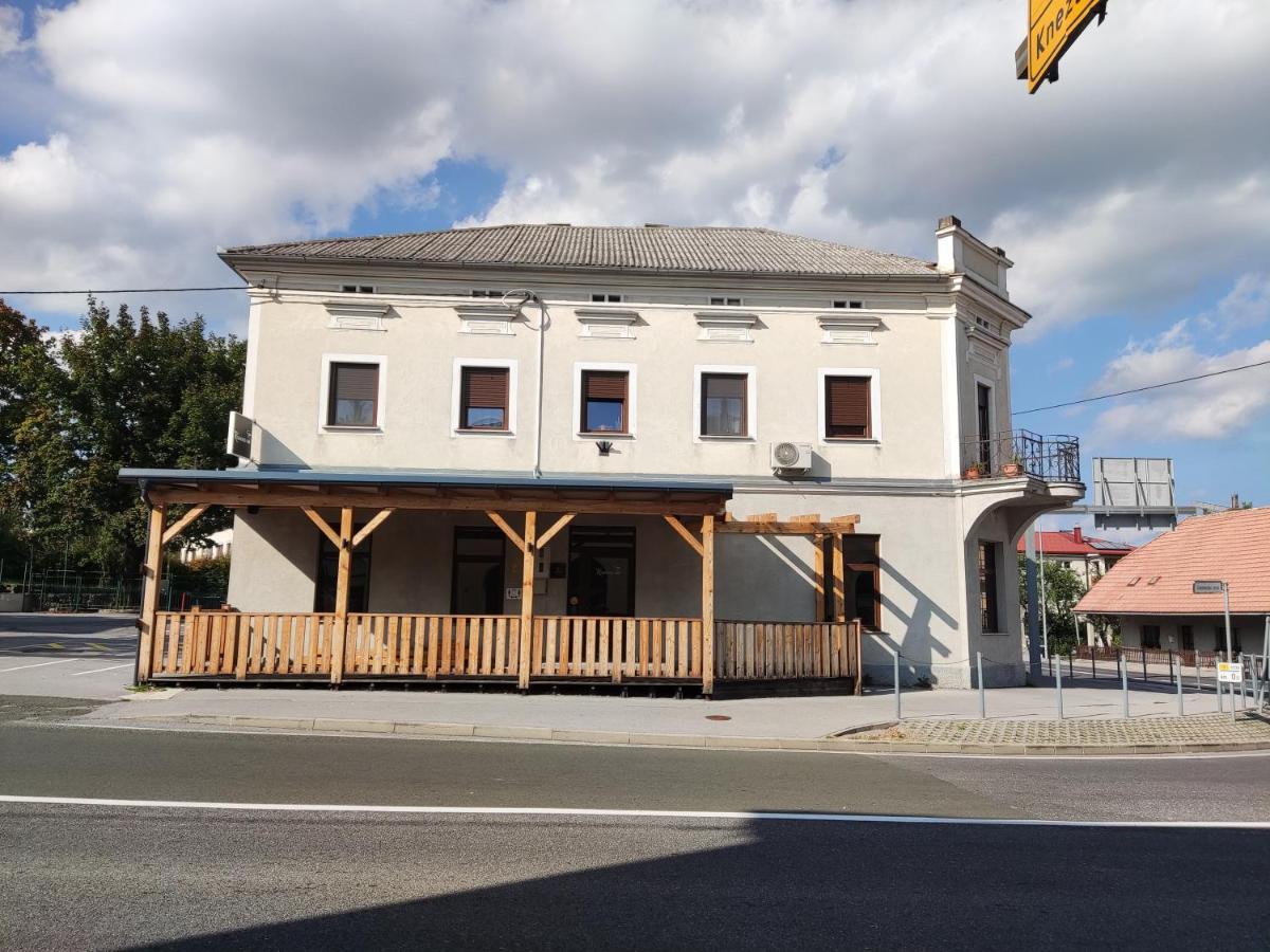 Family Hostel Pivka Exteriör bild